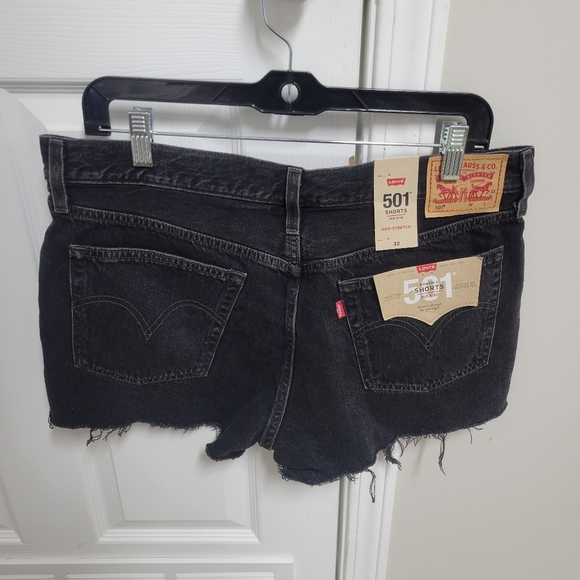 Levi's NWT 501 Mid Rise Shorts Size 32. - Picture 2 of 15